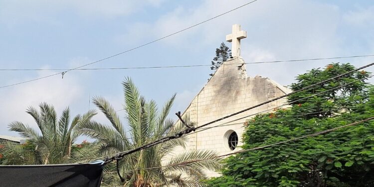 Leone sente al telefono Romanelli