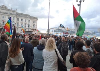 "È un atto di guerra". Manifestazione davanti alla Prefettura