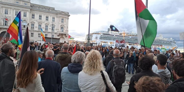 "È un atto di guerra". Manifestazione davanti alla Prefettura