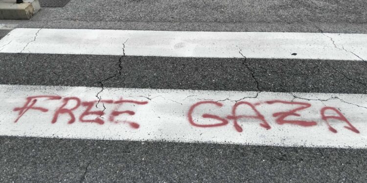 Numero molto alto per la città. Danneggiati due mezzi PS