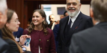 Opposizione contesta ministro virtuale