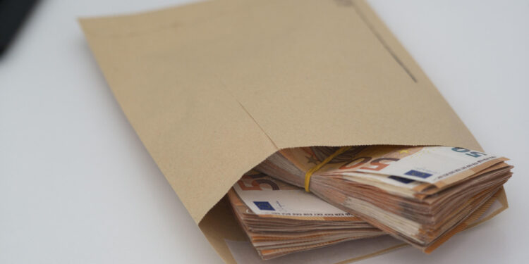 La 37enne non ha saputo giustificare la provenienza del denaro