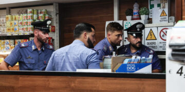Il 55enne è salito sul parabrezza per cercare di fermarlo