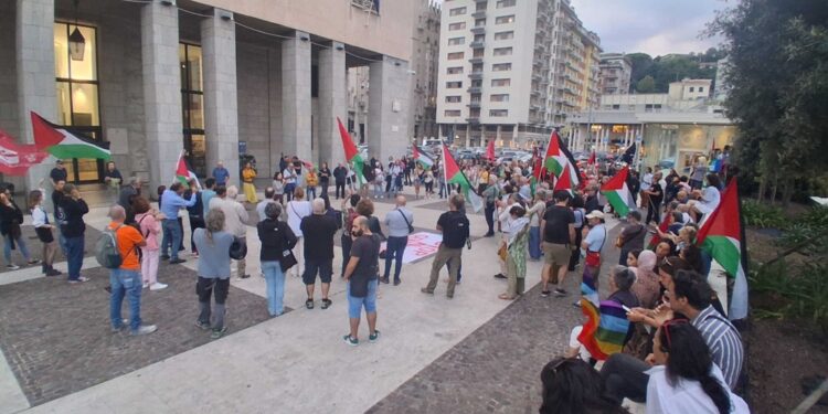 Protesta sotto Palazzo Civico a sostegno di Francesca Albanese