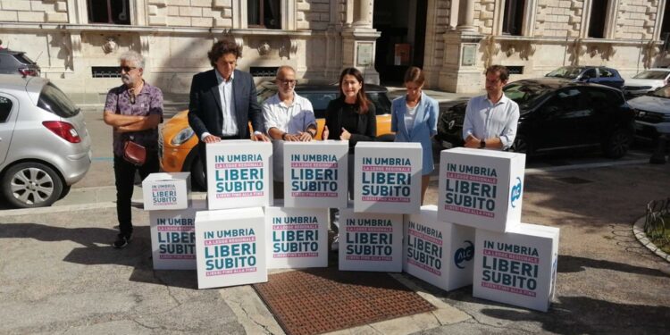 Le firme per 'Liberi subito' ora in Assemblea legislativa