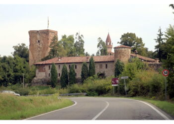 Sobria cerimonia con la benedizione del parroco amico