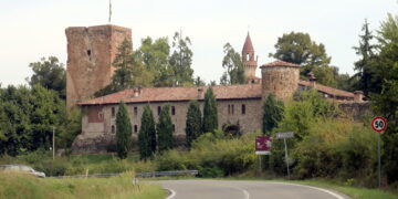 Sobria cerimonia con la benedizione del parroco amico
