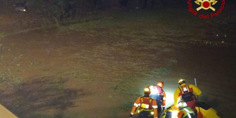 Hanno lavorato tutta la notte per un'ondata di pioggia e vento