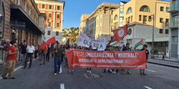 Circa 300 persone hanno sfilato in centro città