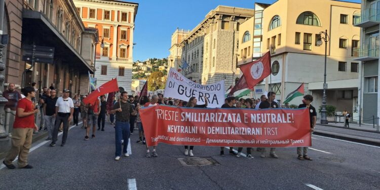 Circa 300 persone hanno sfilato in centro città