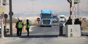 Resta aperto solo ai lavoratori il valico di Rabin