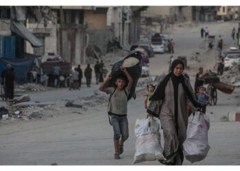 Migliaia di persone stremate in fuga con ogni mezzo da Gaza City