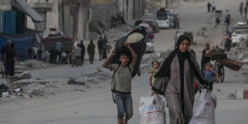 Migliaia di persone stremate in fuga con ogni mezzo da Gaza City