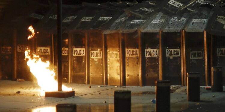 Molotov e assalto al Palazzo di Giustizia di Iguala