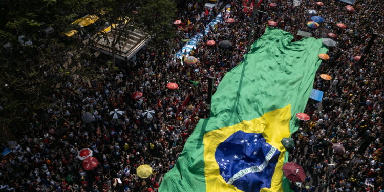 La sinistra nelle piazze. Lula: 'Il popolo non vuole impunità'