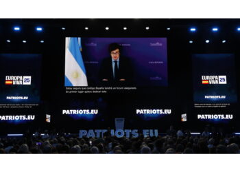 In videocollegamento con i Patrioti a Madrid: 'Non arrendetevi'