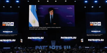 In videocollegamento con i Patrioti a Madrid: 'Non arrendetevi'