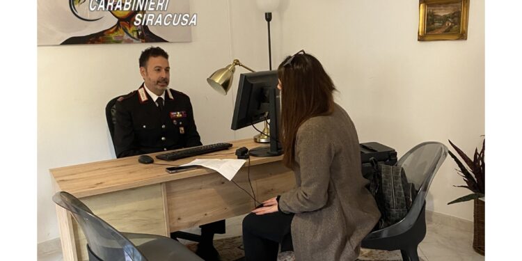 La insegue con bottiglia in mano