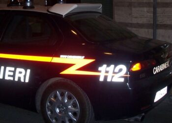Ragazzo preso a botte e sigarette spente sulla pelle