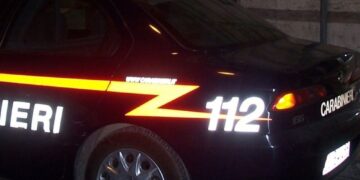 Ragazzo preso a botte e sigarette spente sulla pelle