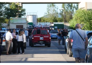 Sindaco a cittadini e negozi: "fermatevi".Poca gente alla marcia