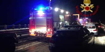A fuoco carico di guanti lattice