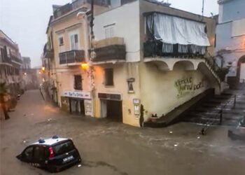 Avvisi a popolazione di evitare spostamenti a piedi e con mezzi