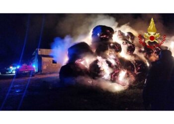 Fulmine su rotoballe scatena un rogo ad Ascoli Piceno