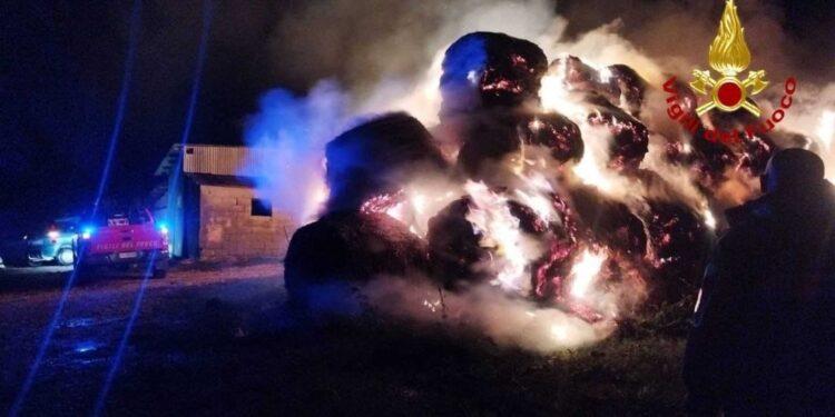 Fulmine su rotoballe scatena un rogo ad Ascoli Piceno