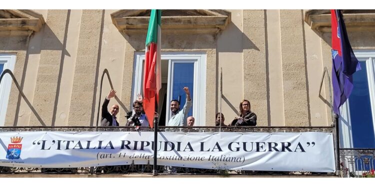 Giudetti in piazza a Taranto: 'bombardamenti non si fermano mai'