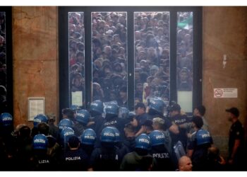 In precedenza lancio di oggetti contro le forze dell'ordine