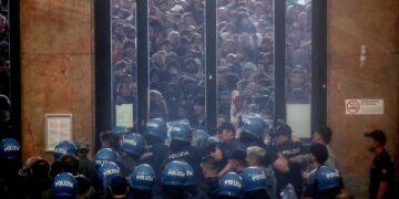 In precedenza lancio di oggetti contro le forze dell'ordine