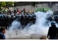 Il corteo ha cercato di sfondare il cordone di polizia