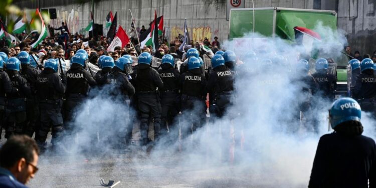 Il corteo ha cercato di sfondare il cordone di polizia
