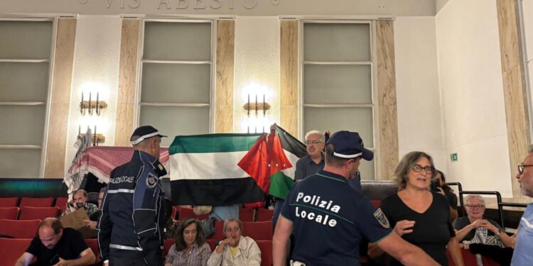 Bandiere palestinesi e grida
