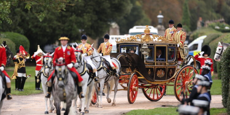 I militari schierati al castello di Windsor in alta uniforme