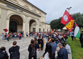 In piazza bandiere della Palestina e del sindacato Usb