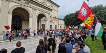 In piazza bandiere della Palestina e del sindacato Usb