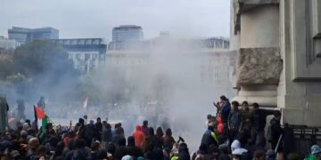 I manifestanti lanciano oggetti