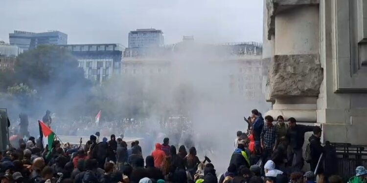 I manifestanti lanciano oggetti
