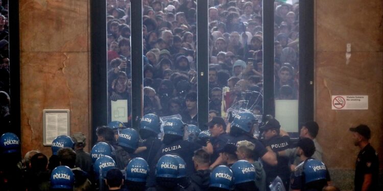 Le accuse sono resistenza e lesioni con la nuova aggravante