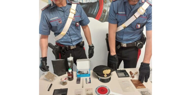 Denunciato un 21enne trovato con diversi stupefacenti