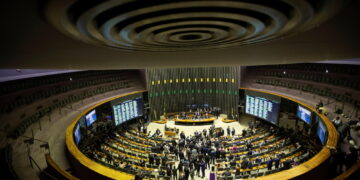 Bloccherebbe ogni atto giudiziario contro deputati e senatori