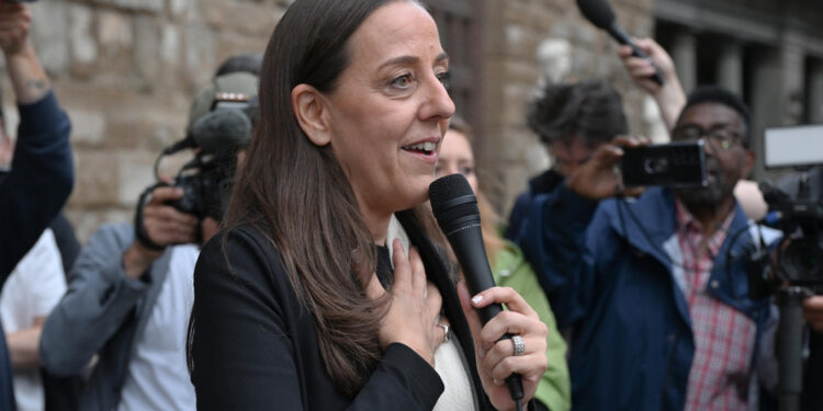 Le foto della sindaca di Firenze erano finite nel portale