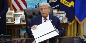 Il presidente durante la firma di ordini esecutivi