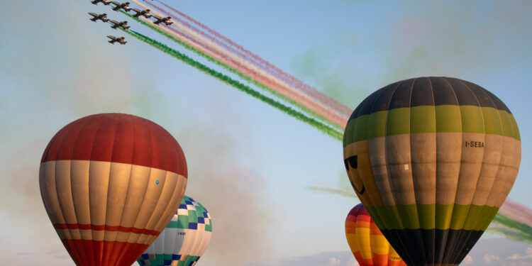 Sfida fra trenta mongolfiere all'iniziativa dell'Aeronautica