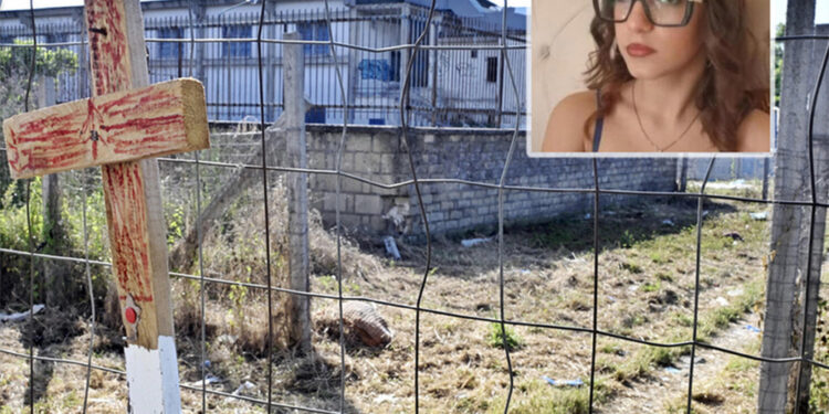 Ultimo colpo dell'ex quando testa della 14enne era già a terra