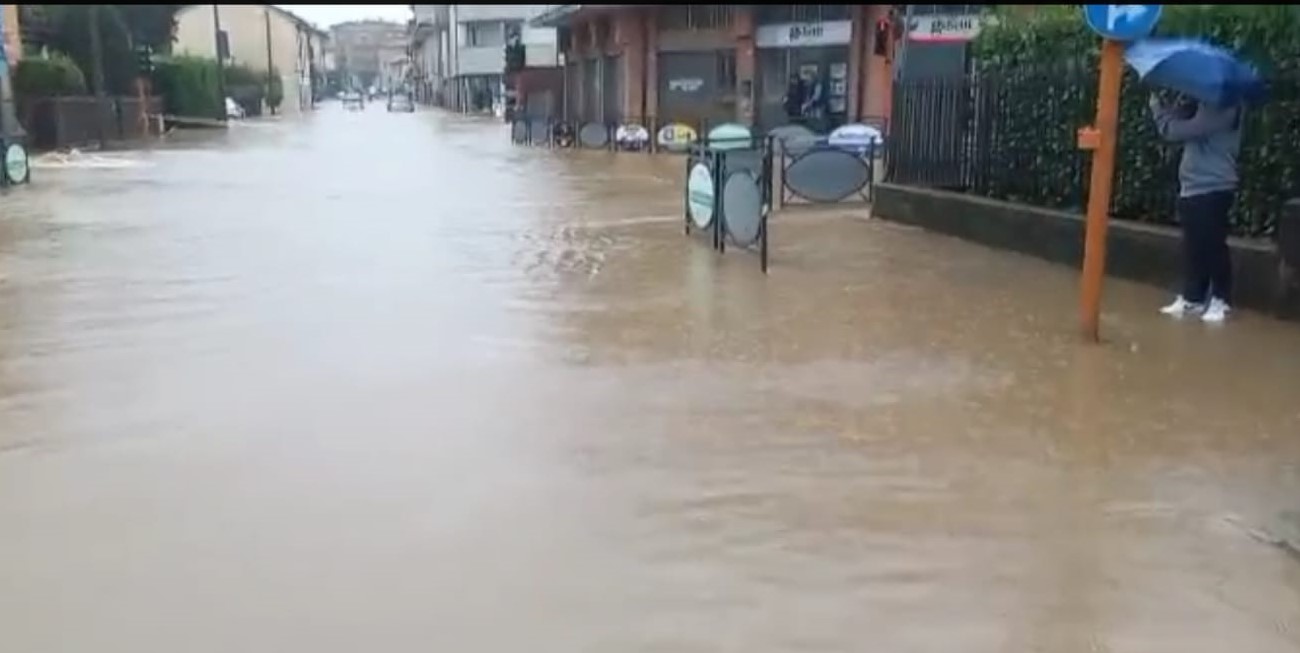 Situazione critica a Cantù, alcune scuole restano chiuse. Voragine sulla provinciale