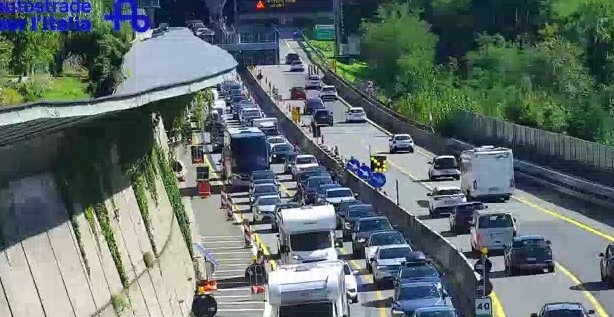 Traffico, weekend da bollino rosso: code in autostrada verso la Svizzera