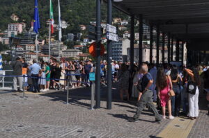 Propone un giro in barca da 2mila euro, buttadentro multato e denunciato per la reazione
